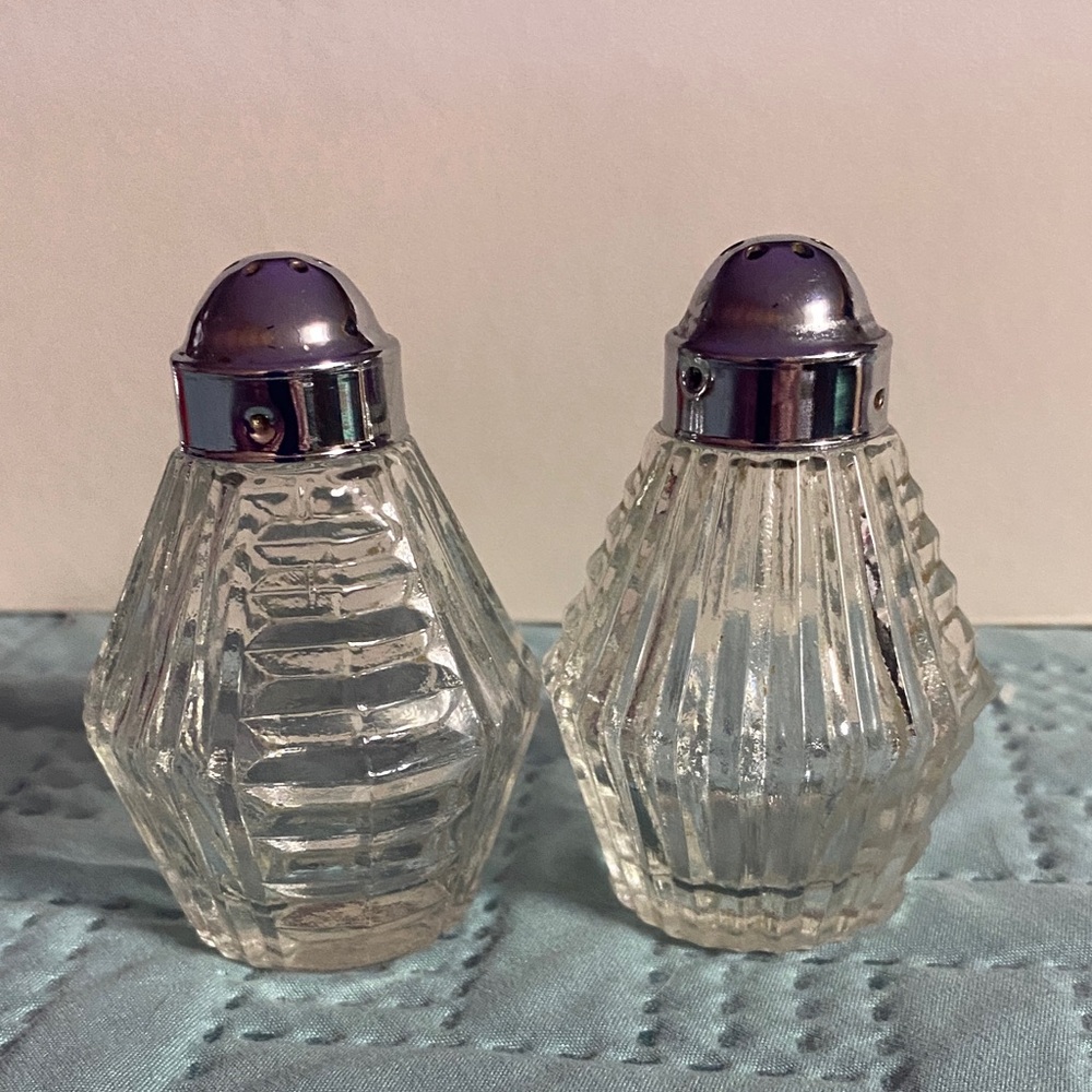Anchor Hocking Elegant Glass Salt and Pepper Shakers with Silver Tops